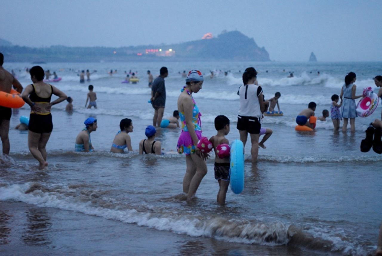 石老人海滨浴场位青岛市，是青岛最大的海水浴场之一