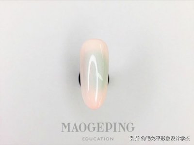 温柔美腻的豆沙色美甲,冬季美甲好选择