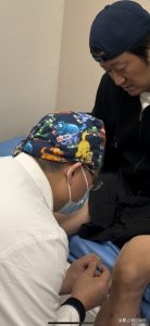 吴京的腿怎么了?许多网友纷纷在社交媒体上留言