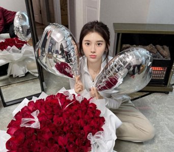 吴艳妮疑似微博公布恋情 名牌项链+一大捧玫瑰!遭遇上门求婚?