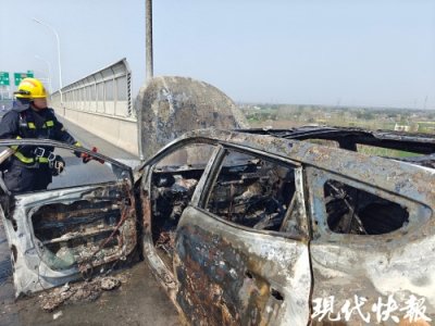 五峰山大桥上一轿车自燃,明火已扑灭无人员伤亡