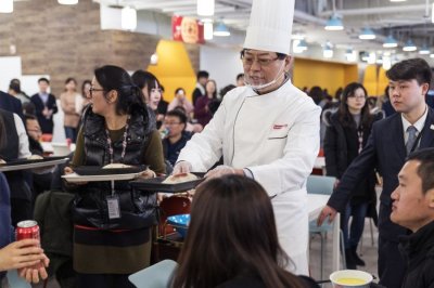 联想总裁杨元庆现身食堂为员工小年送鱼