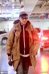 风采依旧!周一围混搭风穿搭不失时尚感,身材挺拔魅力四射