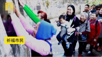 猪年摸猪头万事不用愁,八万人庙会摸福,青铜猪硬是被摸掉了色