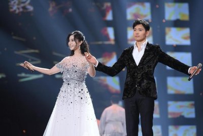 范冰冰镶钻长裙高贵华丽露甜美笑颜 携手高云翔深情对唱