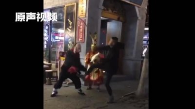 大理古城悟空八戒与游客互殴现场!4人被行拘,因合影收费起纠纷