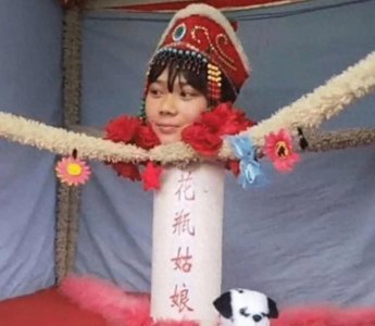 90年代,没有四肢、生活在花瓶里的“花瓶姑娘”,是怎么骗人的?