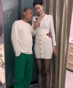 浙江:高颜值女生爱上光头男,网友:看到墙上那个字,我无话可说