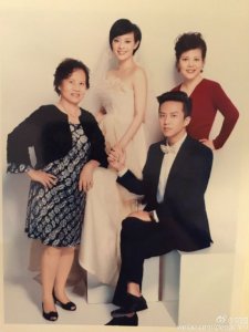 邓超晒微博,跟他的三位母亲说节日快乐!