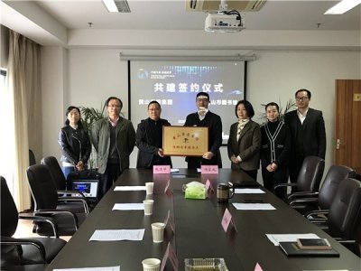 黄山市图书馆携手市交投集团正式签约“黄山市图书馆流动图书服务点”